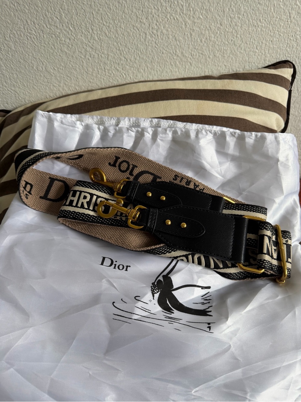 Dior Black & Cream Saddle Bag with Gold hardware - Picture 4 of 8